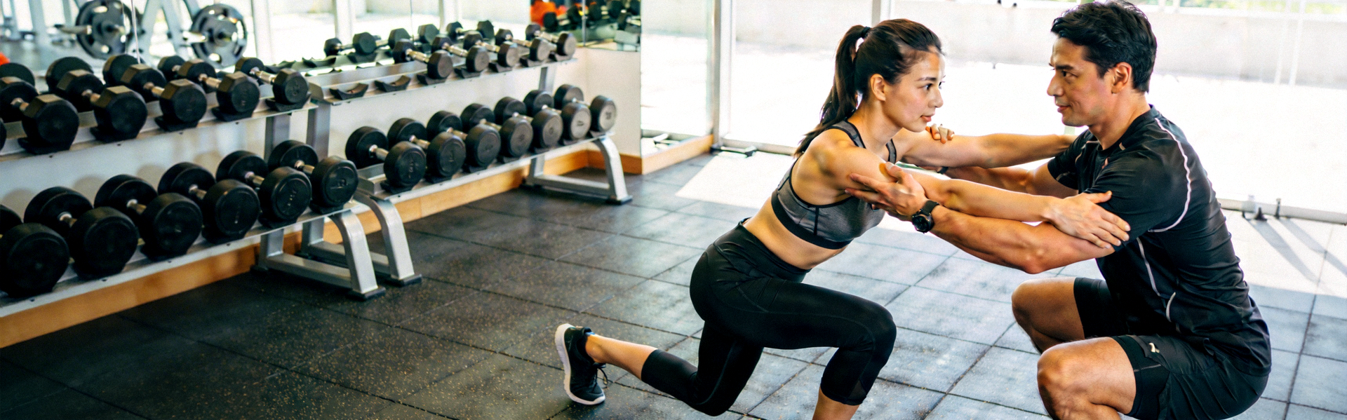 专业教练为企业员工提供一对一的健身动作指导与纠正